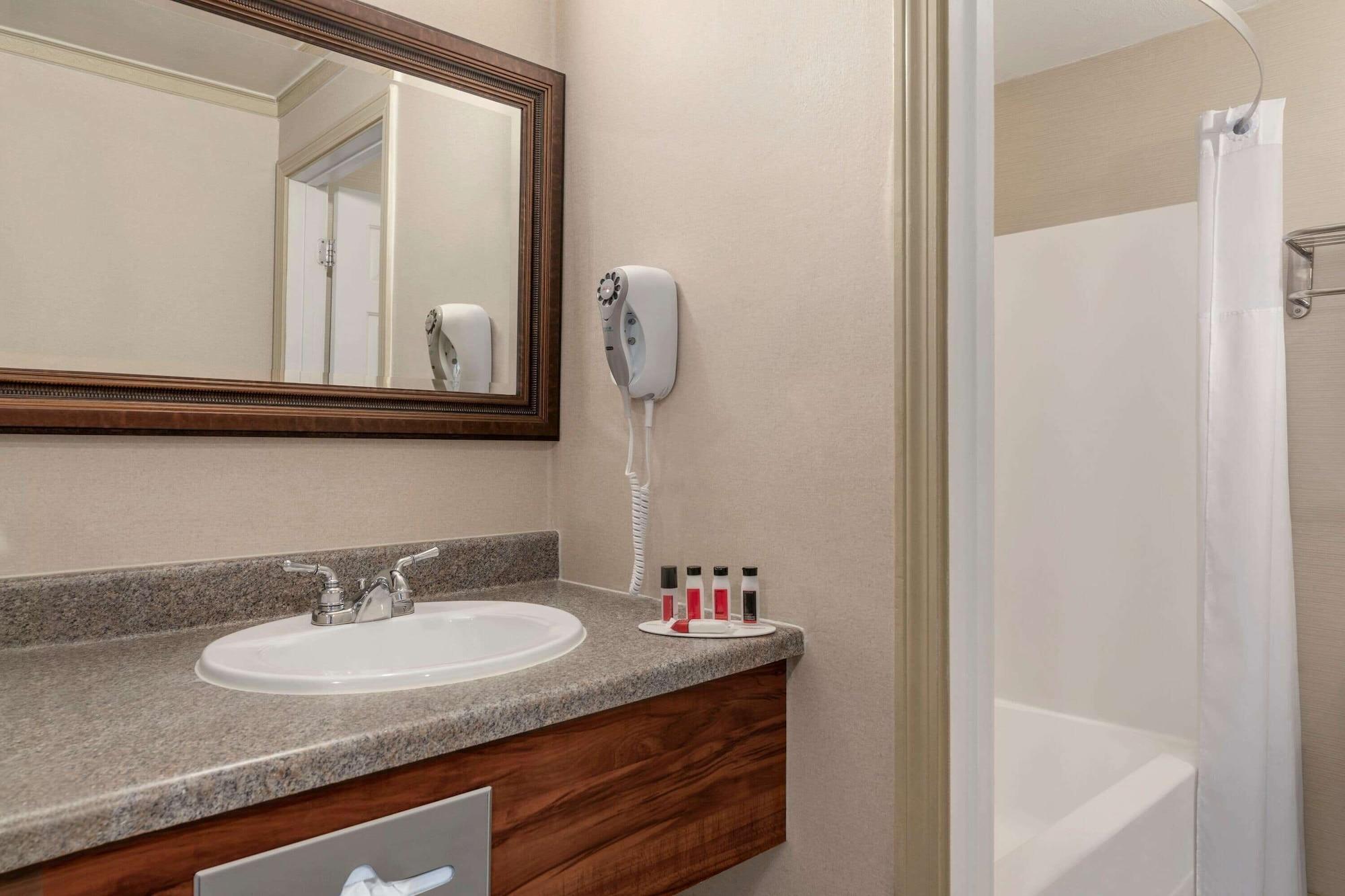 Days Inn By Wyndham Airport/Maine Mall South Portland Eksteriør bilde